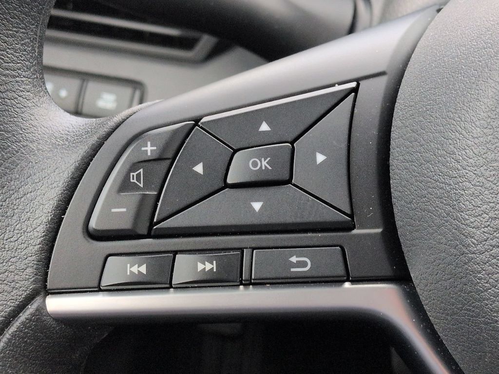 Used 2025 Nissan Altima 2.5 SV FWD image 7