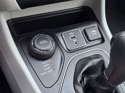 Used 2020 Jeep Cherokee Latitude Plus image 22