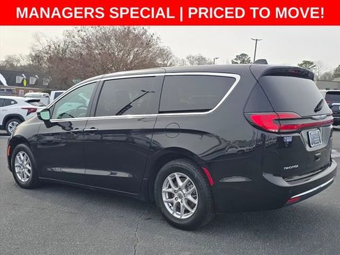 Used 2023 Chrysler Pacifica Touring-L image 8