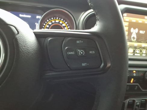 Used 2023 Jeep Gladiator Sport image 15