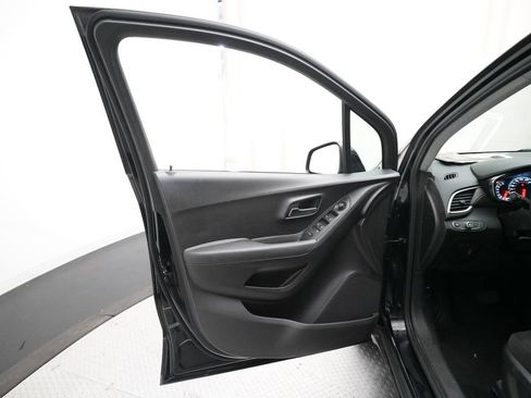Used 2020 Chevrolet Trax LT FWD image 27