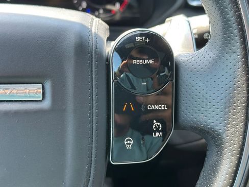 Used 2018 Land Rover Range Rover Velar R-Dynamic SE image 32