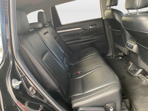 Used 2019 Toyota Highlander XLE AWD/4WD image 12