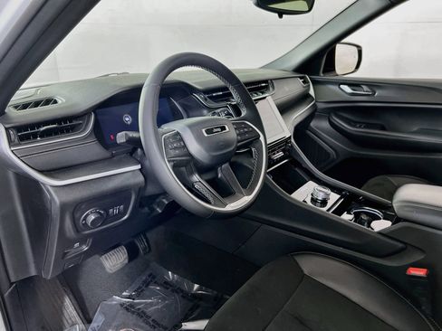 Used 2023 Jeep Grand Cherokee L Laredo AWD/4WD image 9