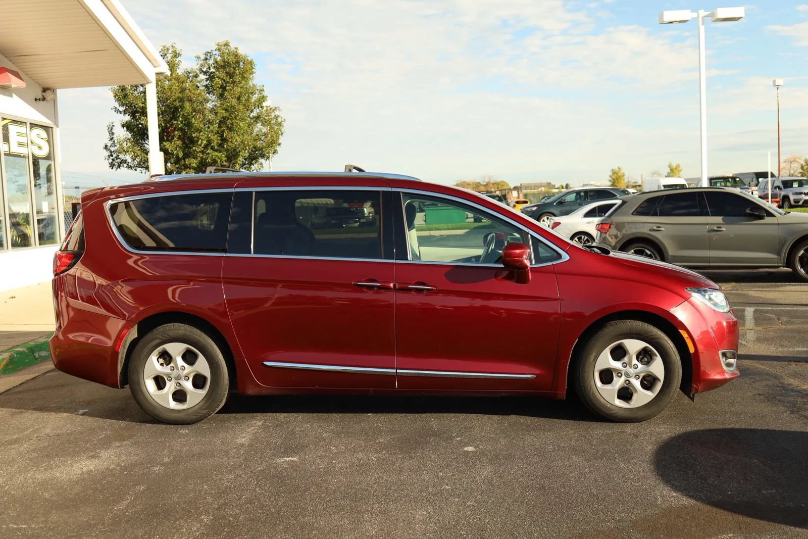 Used 2017 Chrysler Pacifica Touring-L Plus FWD image 4
