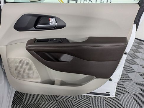 Certified 2021 Chrysler Pacifica Touring-L image 40