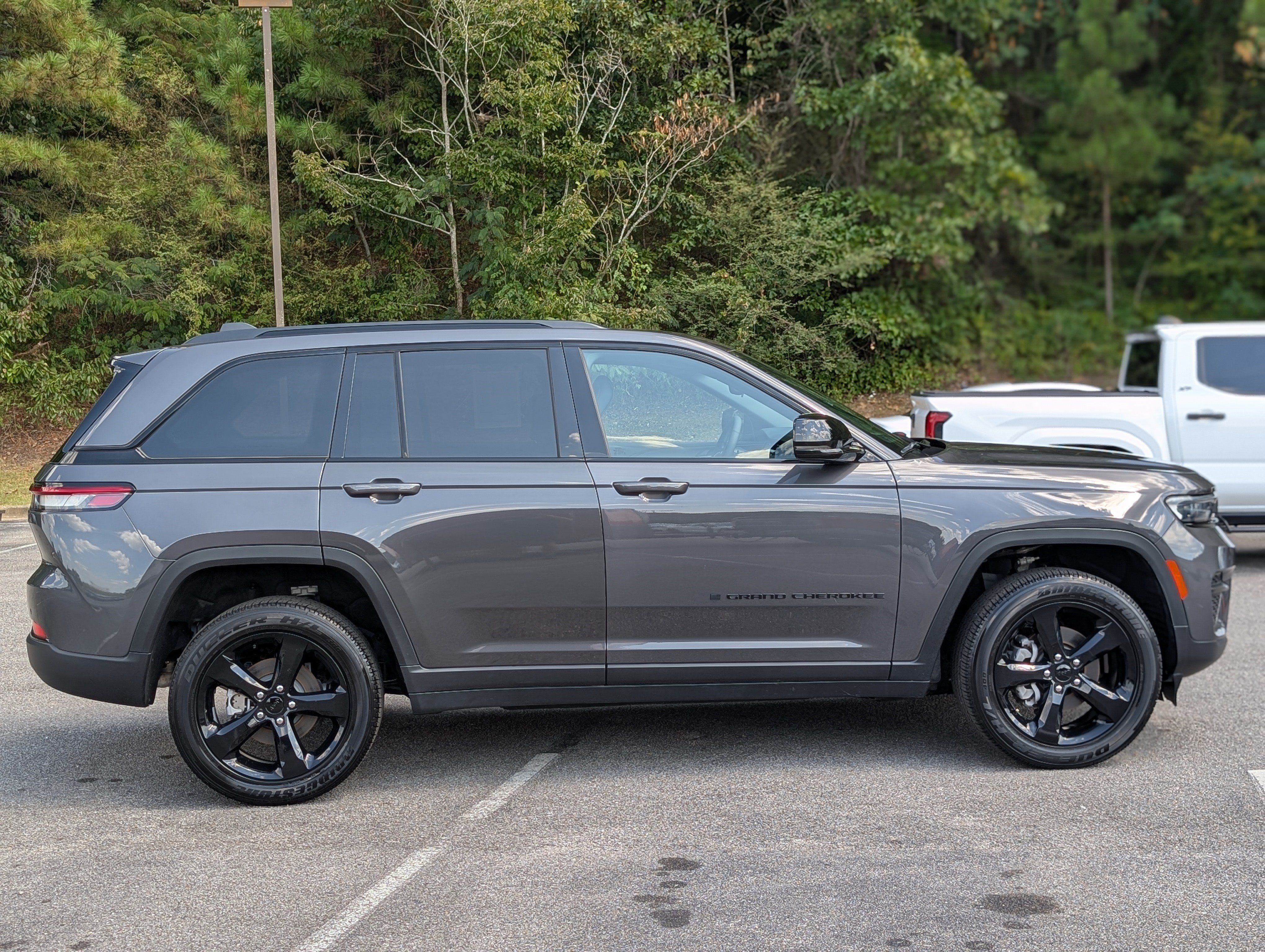 Used 2024 Jeep Grand Cherokee Altitude RWD image 10