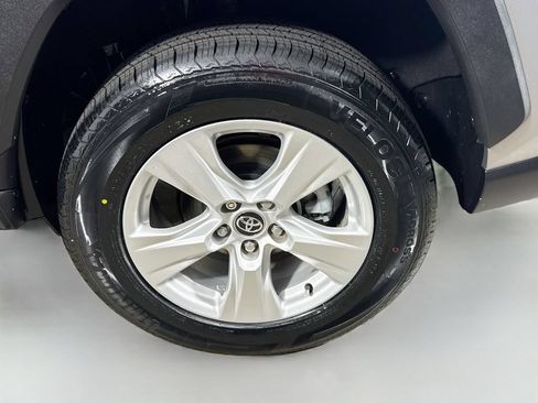 Used 2020 Toyota RAV4 XLE w/ Convenience Package FWD image 9