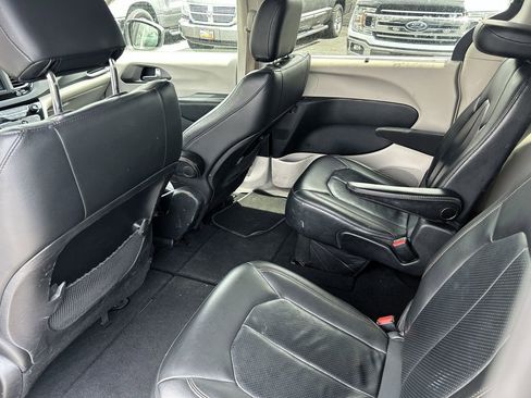 Used 2020 Chrysler Pacifica Touring-L FWD image 30