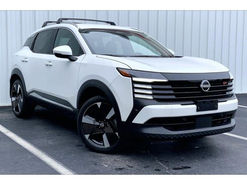 Used 2025 Nissan Kicks SR FWD image 2