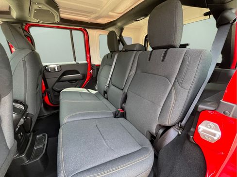 Used 2025 Jeep Wrangler Unlimited Sahara AWD/4WD image 27