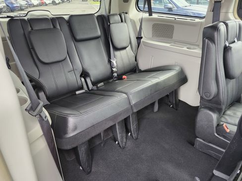 Used 2016 Chrysler Town & Country Touring-L image 21