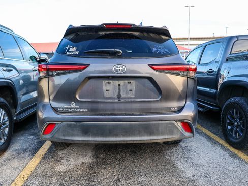 Used 2021 Toyota Highlander XLE FWD image 6