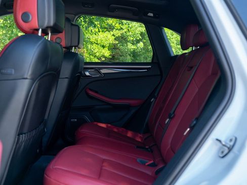 Used 2024 Porsche Macan S AWD/4WD image 33