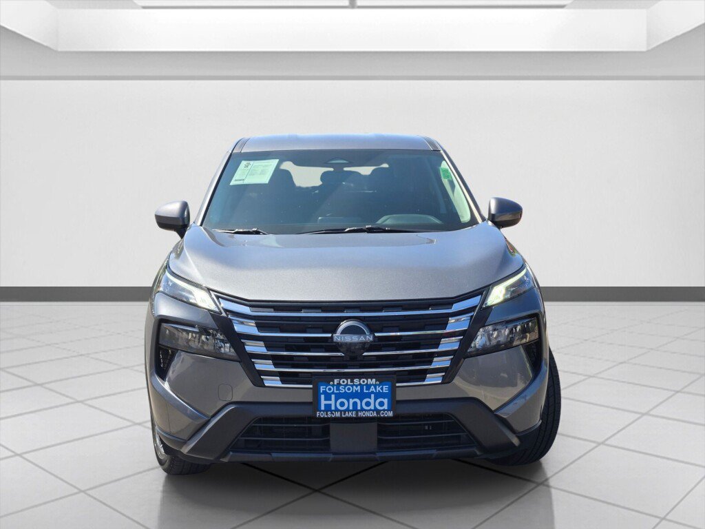Used 2025 Nissan Rogue SV AWD/4WD image 2