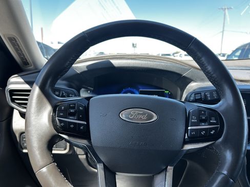 Used 2022 Ford Explorer Platinum w/ Premium Technology Package AWD/4WD image 17