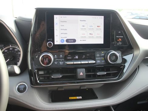 Used 2024 Toyota Highlander XLE AWD/4WD image 4