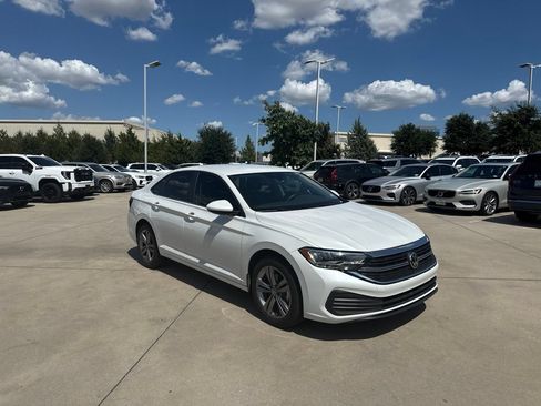 Used 2024 Volkswagen Jetta SE FWD image 3