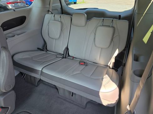 Used 2017 Chrysler Pacifica Touring-L w/ Tire & Wheel Group FWD image 19