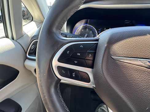 Used 2017 Chrysler Pacifica Touring-L FWD image 17