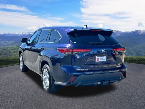 Used 2022 Toyota Highlander LE image 3