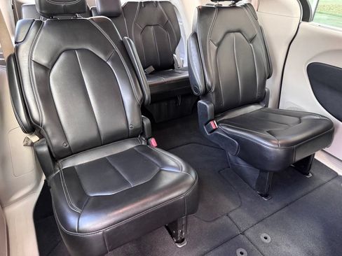 Used 2023 Chrysler Pacifica Touring-L FWD image 17