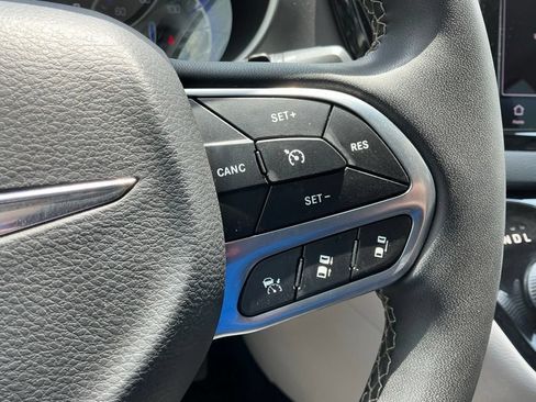 Used 2023 Chrysler Pacifica Touring-L FWD image 38