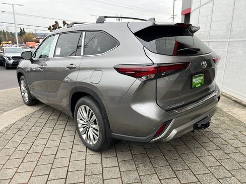 New 2026 Toyota Highlander Platinum image 3