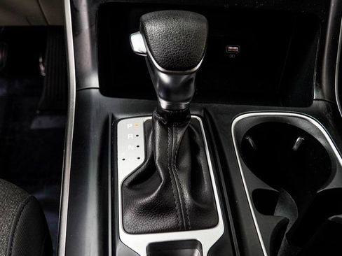 Used 2024 Kia Carnival LX FWD image 19