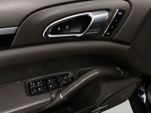 Used 2018 Porsche Cayenne S image 32