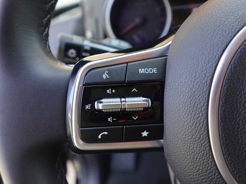 Used 2024 Kia Carnival EX FWD image 17