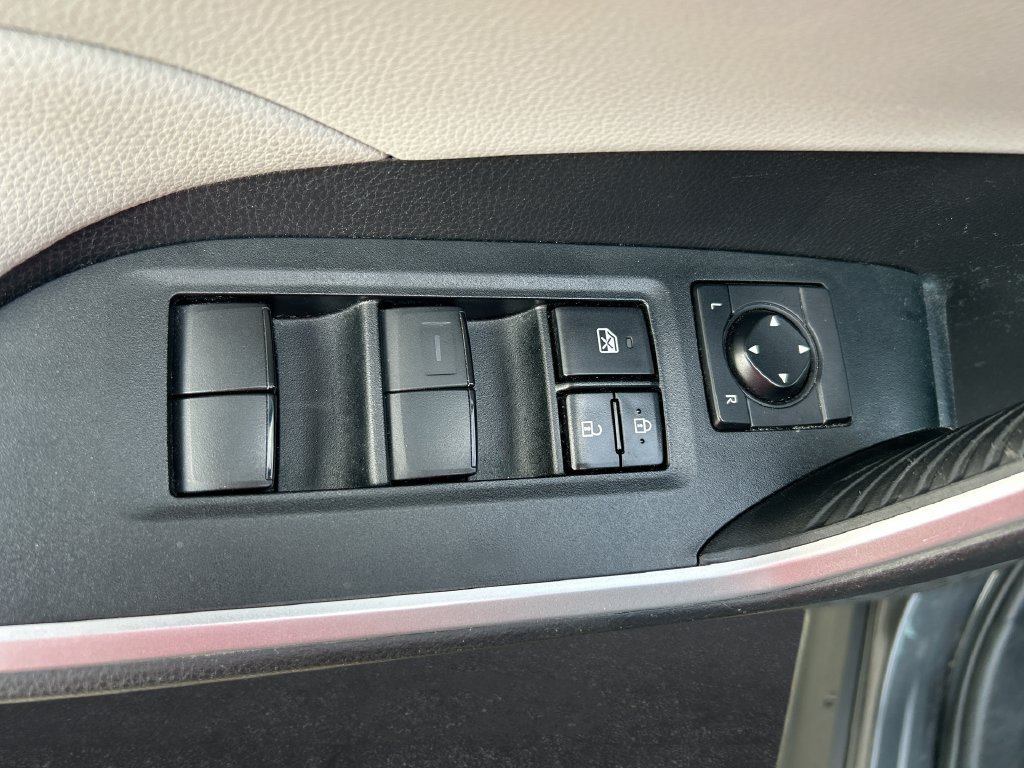 Used 2021 Toyota RAV4 XLE w/ Convenience Package FWD image 13