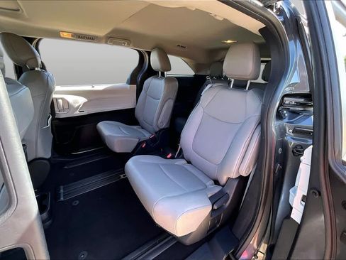 Used 2025 Toyota Sienna XLE FWD image 21