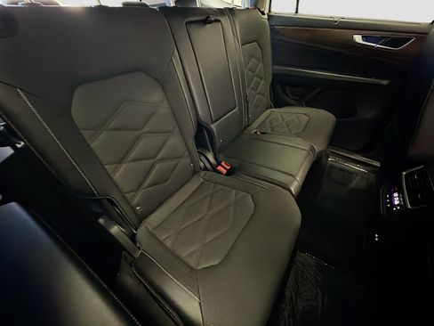 Used 2024 Volkswagen Atlas SE AWD/4WD image 14