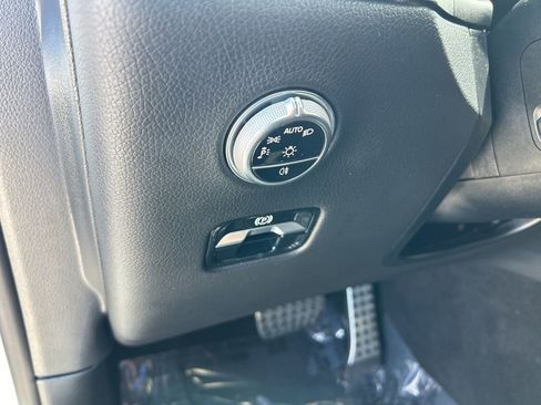 Used 2025 Mercedes-Benz GLC 300 4MATIC image 33