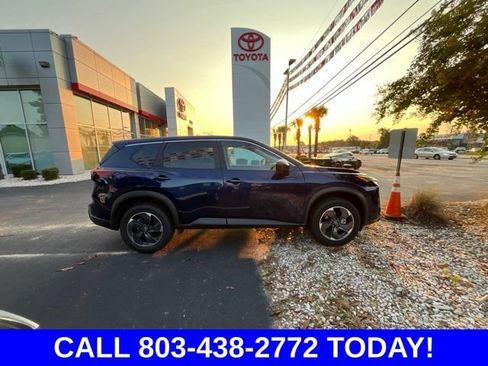 Used 2024 Nissan Rogue SV FWD image 2