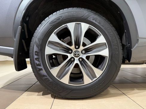 Used 2022 Toyota Highlander XLE image 9