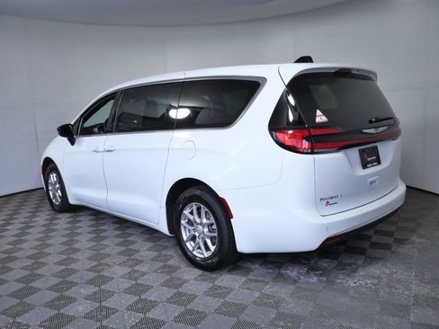 Used 2025 Chrysler Pacifica Select FWD image 6