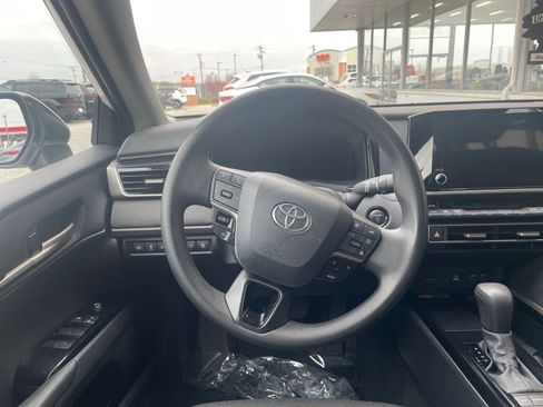 Used 2025 Toyota Camry LE image 33