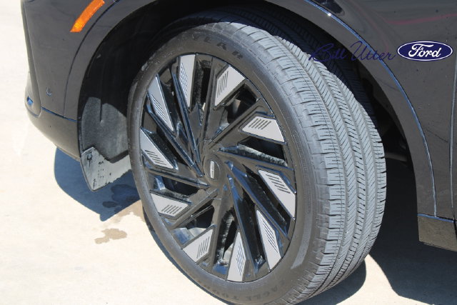 Used 2024 Lincoln Nautilus Reserve w/ Equipment Group 202A AWD/4WD image 9
