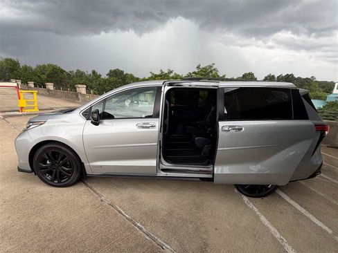 Used 2021 Toyota Sienna XSE w/ XSE Plus Package FWD image 4