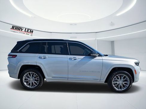 Used 2022 Jeep Grand Cherokee Summit AWD/4WD image 2