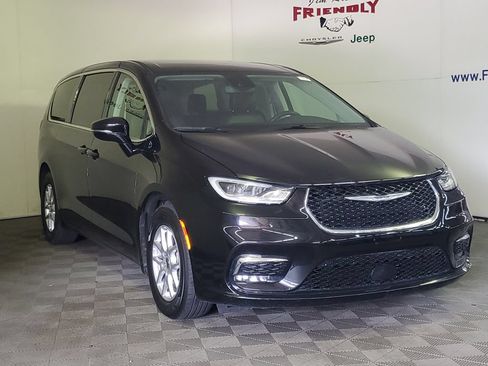 Used 2024 Chrysler Pacifica Touring-L FWD image 2