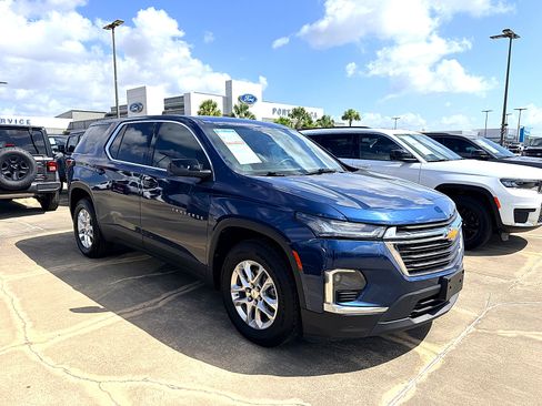 Used 2023 Chevrolet Traverse LS FWD image 1