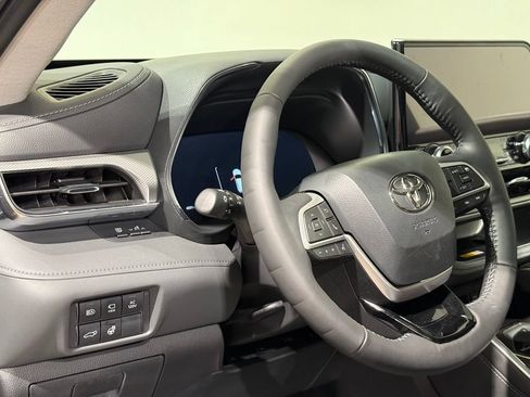 Certified 2024 Toyota Highlander Platinum AWD/4WD image 17