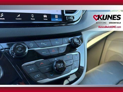 Used 2024 Chrysler Pacifica Touring-L image 24