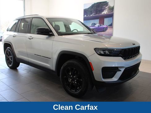 Used 2025 Jeep Grand Cherokee Altitude AWD/4WD image 2