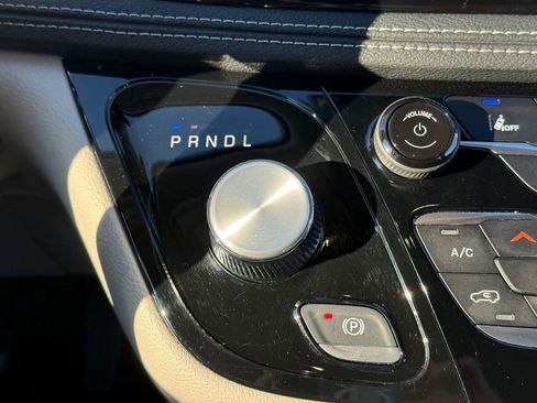 Used 2023 Chrysler Pacifica Touring-L image 27