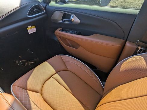 New 2026 Chrysler Pacifica Pinnacle image 15
