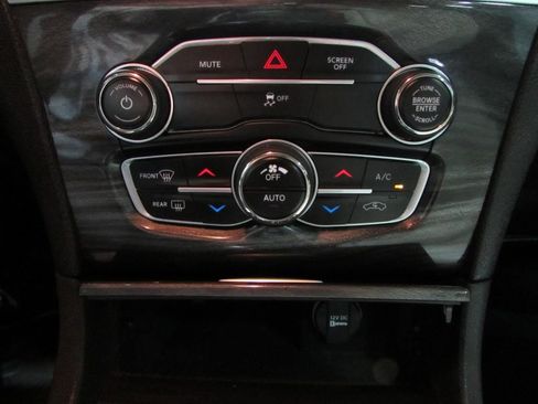 Used 2020 Chrysler 300 Touring image 27